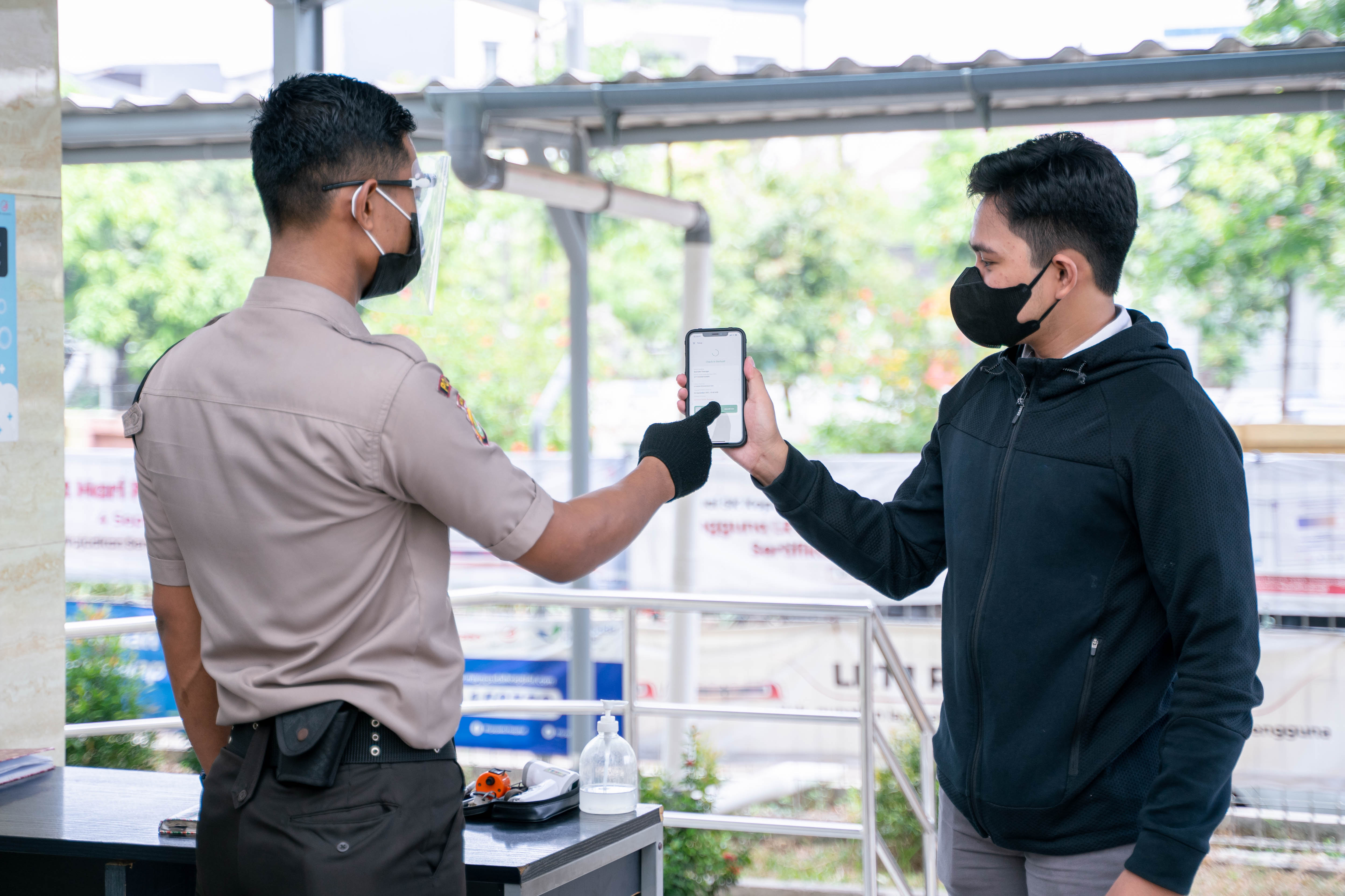 Penerapan Aplikasi PeduliLindungi di Stasiun LRT Jakarta